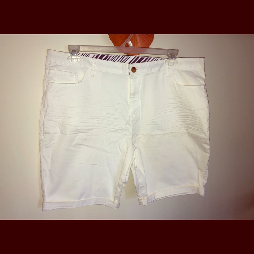 New White Mid-Rise Slim Fit Short Plus Size 18